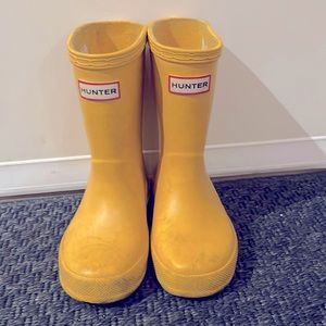 kids Hunter yellow rubber boots. US 9 - gently used